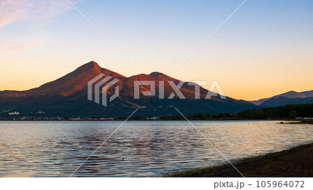 夜明けの磐梯山(天神浜より) 夜明けの磐梯山(天神浜より) 105964072