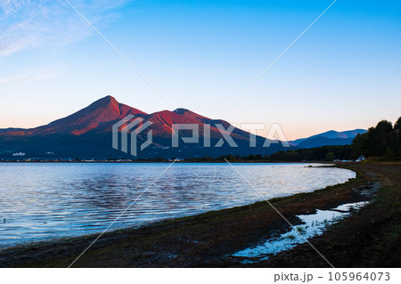 夜明けの磐梯山（天神浜より） 105964073