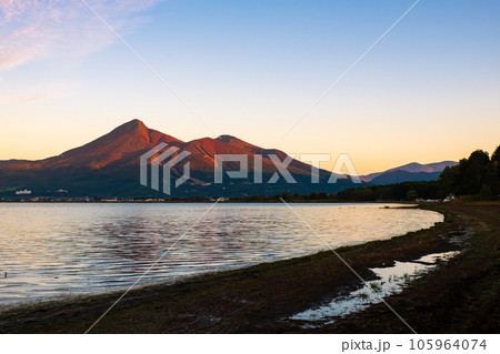 夜明けの磐梯山(天神浜より) 夜明けの磐梯山(天神浜より) 105964074