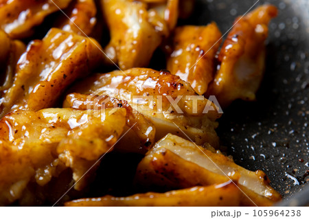 鶏軟骨(やげん軟骨)をフライパンで焼く(たれ焼き)調理シーンのアップ。 鶏軟骨(やげん軟骨)をフライパンで焼く(たれ焼き)調理シーンのアップ。 105964238