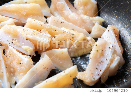 鶏軟骨(やげん軟骨)をフライパンで焼く(塩胡椒焼き)調理シーン。 105964250