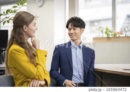 グローバルビジネス イメージ 笑顔で話す2人のビジネスパーソン グローバルビジネス イメージ 笑顔で話す2人のビジネスパーソン 105964472