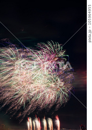 夏の風物詩・夜空に舞う大花火（戸田橋花火大会・板橋花火大会） 105964955