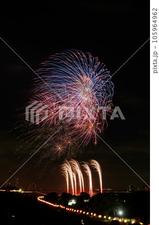 夏の風物詩・夜空に舞う大花火(戸田橋花火大会・板橋花火大会) 夏の風物詩・夜空に舞う大花火(戸田橋花火大会・板橋花火大会) 105964962