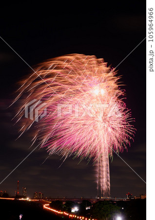 夏の風物詩・夜空に舞う大花火(戸田橋花火大会・板橋花火大会) 夏の風物詩・夜空に舞う大花火(戸田橋花火大会・板橋花火大会) 105964966