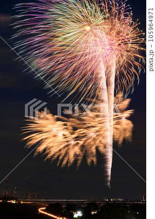 夏の風物詩・夜空に舞う大花火（戸田橋花火大会・板橋花火大会） 105964971