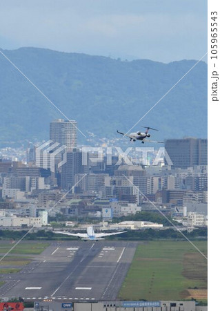 大阪空港俯瞰 逆ラン14R 離着陸する飛行機 大阪空港俯瞰 逆ラン14R 離着陸する飛行機 105965543