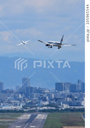 大阪空港俯瞰 逆ラン14R 離着陸する飛行機 大阪空港俯瞰 逆ラン14R 離着陸する飛行機 105965544