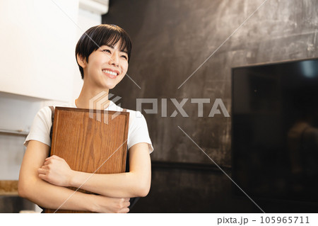 カフェで働くスタッフ カフェで働くスタッフ 105965711