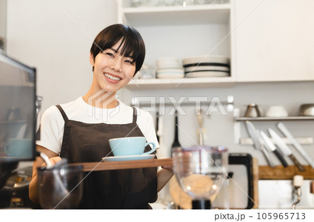 カフェで働くスタッフ カフェで働くスタッフ 105965713