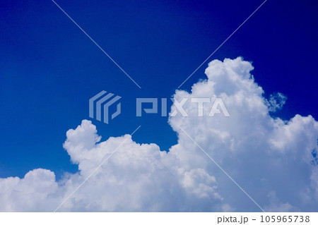 夏の青空と白い雲 105965738