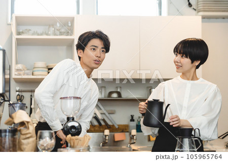 カフェで働くスタッフ 105965764