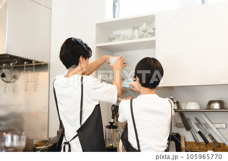 カフェで働くスタッフ カフェで働くスタッフ 105965770