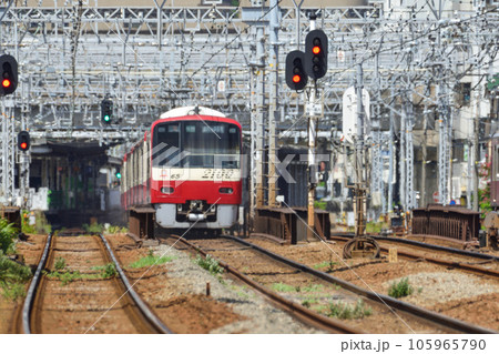 陽炎の中を走行する電車【京急金沢文庫駅】真夏の鉄道 105965790