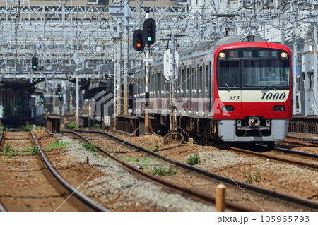 炎天下を走行する電車【京急金沢文庫駅】真夏の鉄道 105965793