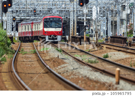 陽炎の中を走行する電車【京急金沢文庫駅】真夏の鉄道 陽炎の中を走行する電車【京急金沢文庫駅】真夏の鉄道 105965795