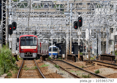 陽炎の中を走行する電車【京急金沢文庫駅】真夏の鉄道 陽炎の中を走行する電車【京急金沢文庫駅】真夏の鉄道 105965797