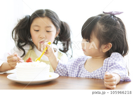 ケーキを食べる姉妹 ケーキを食べる姉妹 105966218
