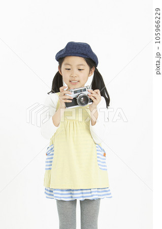 カメラを持った女の子 カメラを持った女の子 105966229