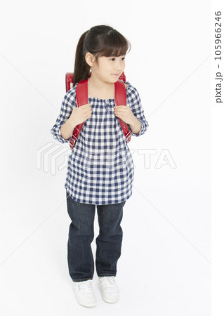 ランドセルを背負う女の子 ランドセルを背負う女の子 105966246