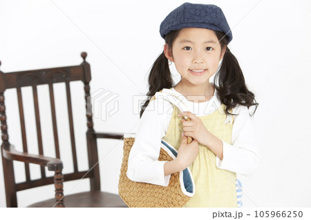カバンを持った女の子 カバンを持った女の子 105966250