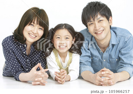 床に寝転ぶ家族 床に寝転ぶ家族 105966257