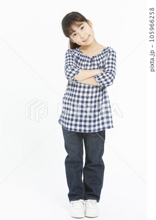 腕組みをする女の子 腕組みをする女の子 105966258