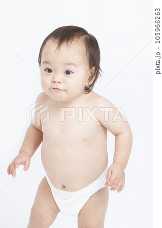 裸で歩く赤ちゃん 105966263