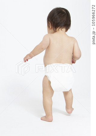 裸で歩く赤ちゃんの後ろ姿 裸で歩く赤ちゃんの後ろ姿 105966272