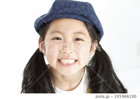 帽子を被った笑顔の女の子 帽子を被った笑顔の女の子 105966280