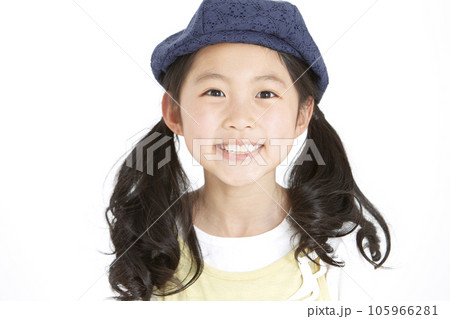帽子を被った笑顔の女の子 105966281
