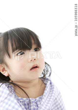 赤ちゃんの顔のアップ 105966318