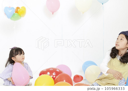 風船で遊ぶ姉妹 風船で遊ぶ姉妹 105966333