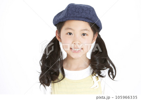 帽子を被った笑顔の女の子 帽子を被った笑顔の女の子 105966335