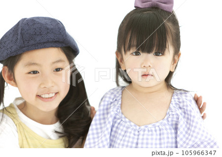 帽子を被った女の子と赤ちゃん 帽子を被った女の子と赤ちゃん 105966347