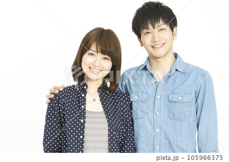 寄り添う笑顔のカップル 寄り添う笑顔のカップル 105966375