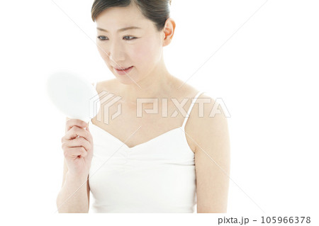 手鏡を見る中年女性 手鏡を見る中年女性 105966378