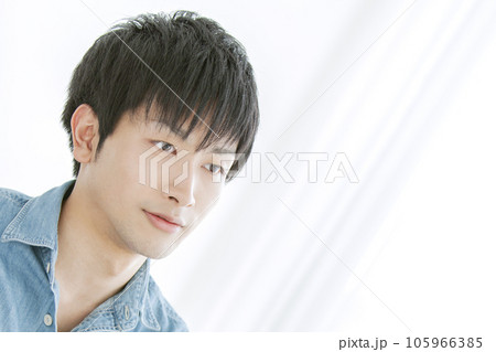 考え事をする男性のポートレート 考え事をする男性のポートレート 105966385