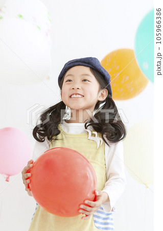風船を持った女の子 風船を持った女の子 105966386
