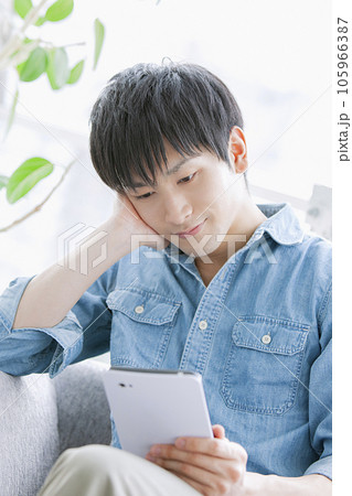 タブレットPCを持つ男性 タブレットPCを持つ男性 105966387