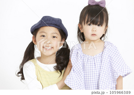 帽子を被った女の子と赤ちゃん 帽子を被った女の子と赤ちゃん 105966389