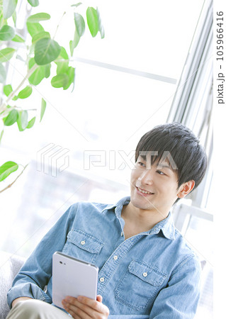 タブレットPCを持つ男性 タブレットPCを持つ男性 105966416
