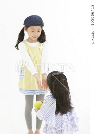 帽子を被った女の子とリンゴを持つ赤ちゃん 帽子を被った女の子とリンゴを持つ赤ちゃん 105966418