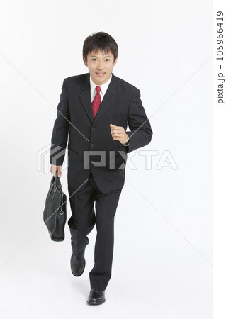ビジネスバッグを持って走るビジネスマン 105966419