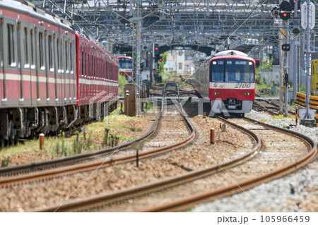 陽炎の中を走行する電車【京急金沢八景駅】真夏の鉄道 陽炎の中を走行する電車【京急金沢八景駅】真夏の鉄道 105966459