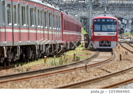 陽炎の中を走行する電車【京急金沢八景駅】真夏の鉄道 陽炎の中を走行する電車【京急金沢八景駅】真夏の鉄道 105966460