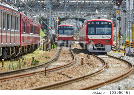 陽炎の中を走行する電車【京急金沢八景駅】真夏の鉄道 陽炎の中を走行する電車【京急金沢八景駅】真夏の鉄道 105966462