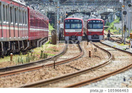 陽炎の中を走行する電車【京急金沢八景駅】真夏の鉄道 陽炎の中を走行する電車【京急金沢八景駅】真夏の鉄道 105966463