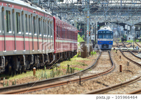 陽炎の中を走行する電車【京急金沢八景駅】真夏の鉄道 陽炎の中を走行する電車【京急金沢八景駅】真夏の鉄道 105966464