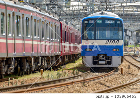 陽炎の中を走行する電車【京急金沢八景駅】真夏の鉄道 105966465